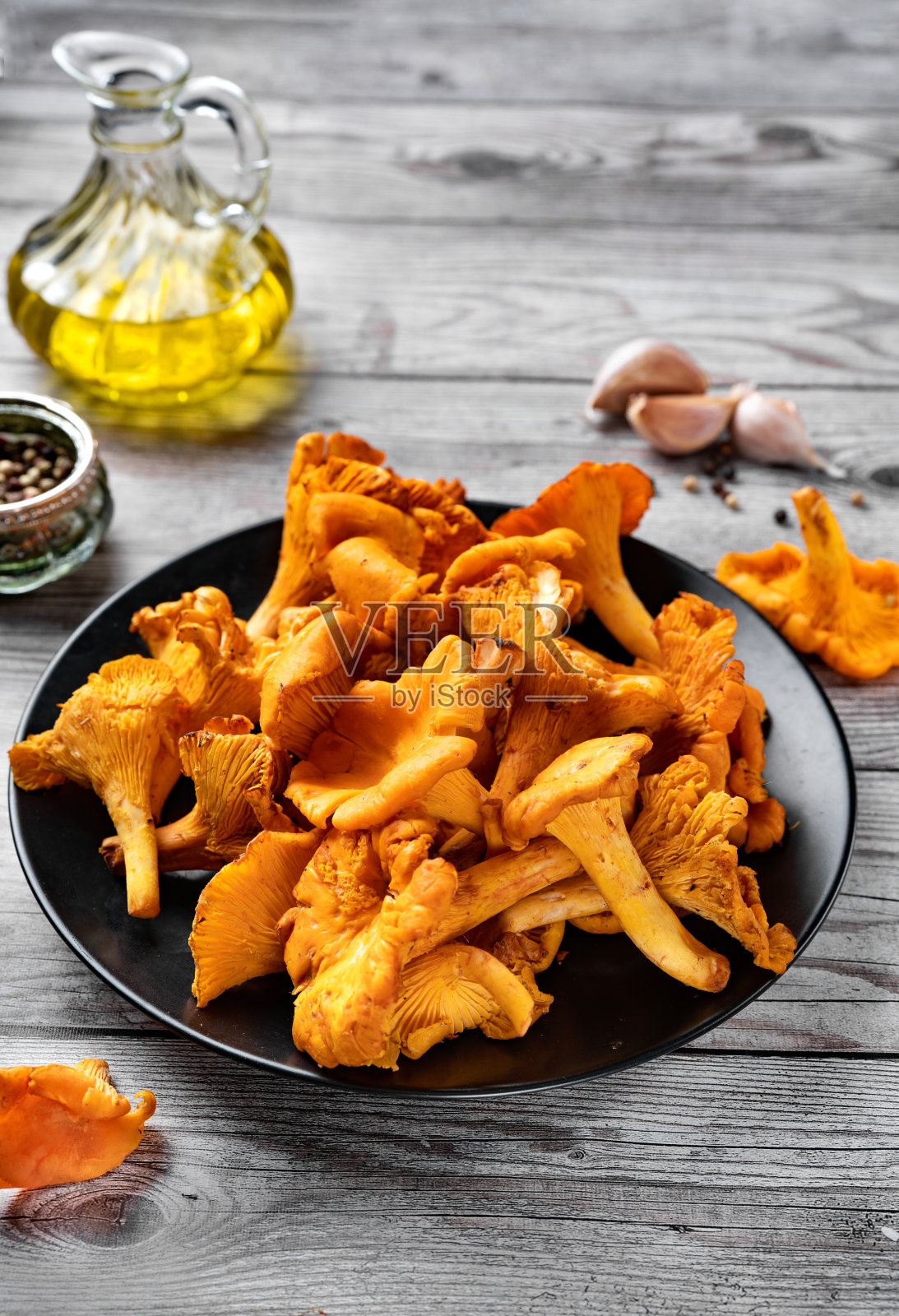 一盘美味健康的鸡油菌照片摄影图片