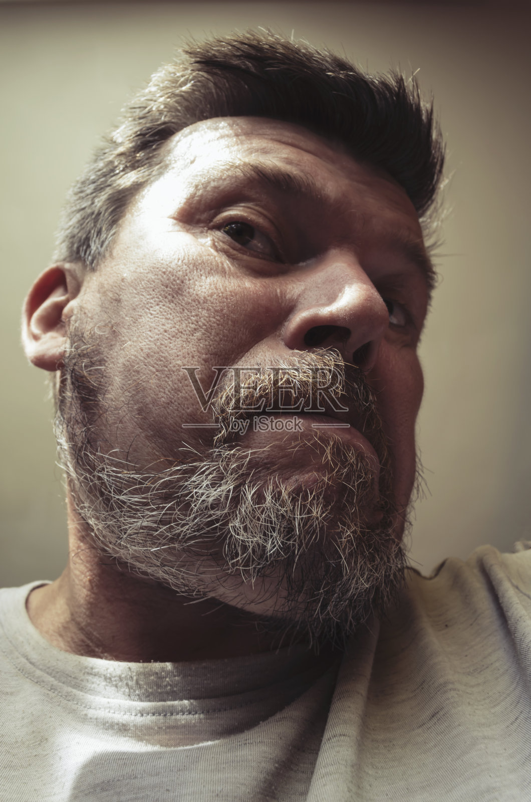 一幅不寻常的长胡子成年男子的肖像。照片摄影图片