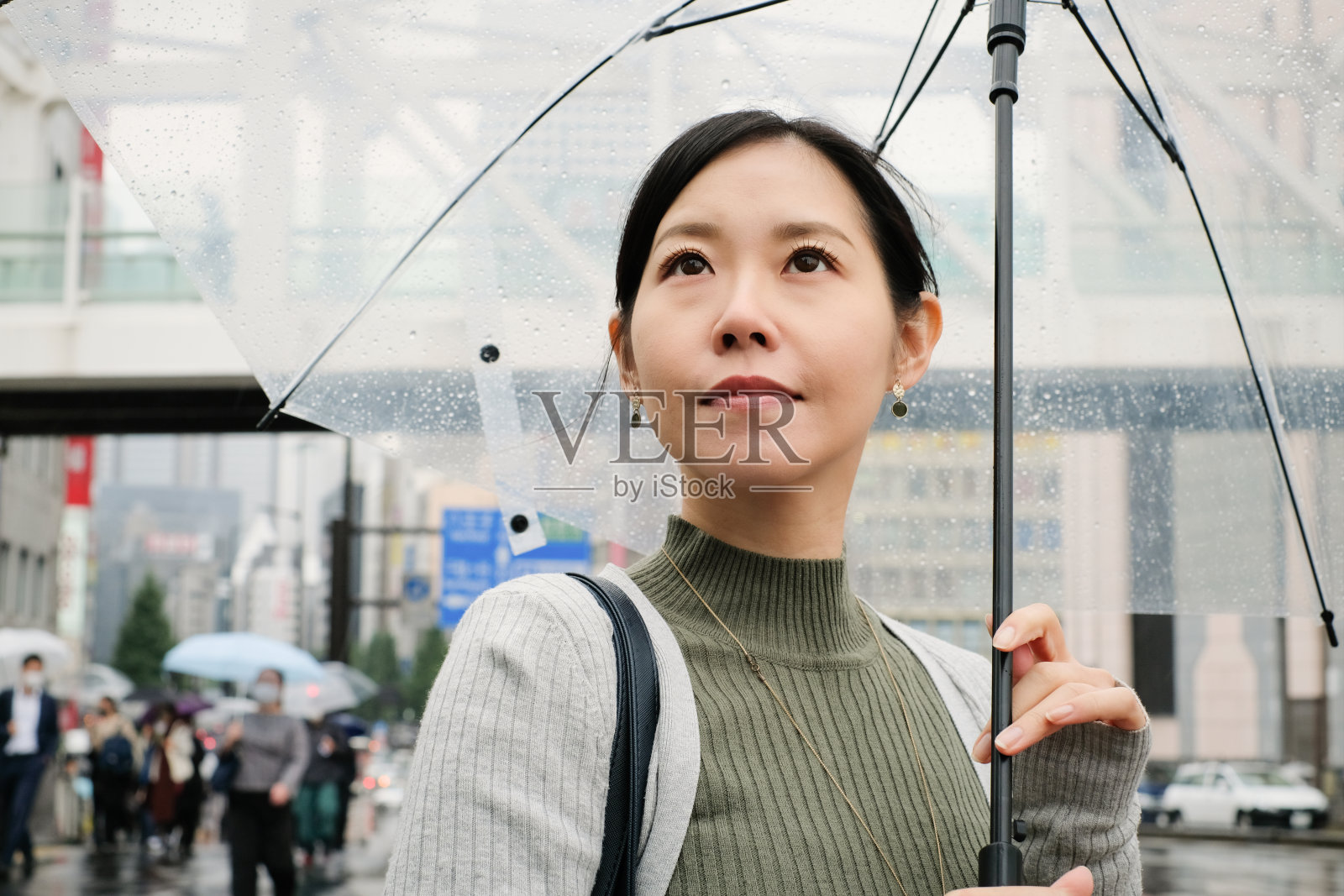 特写亚洲女人走在街上在雨天照片摄影图片