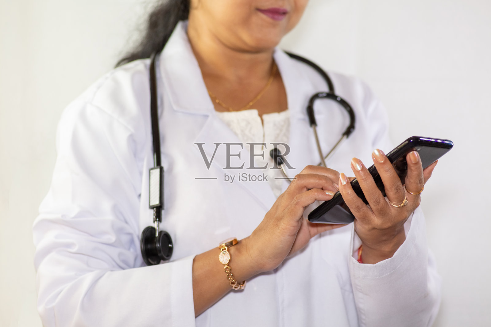 一个印度医生正在浏览她的手机照片摄影图片