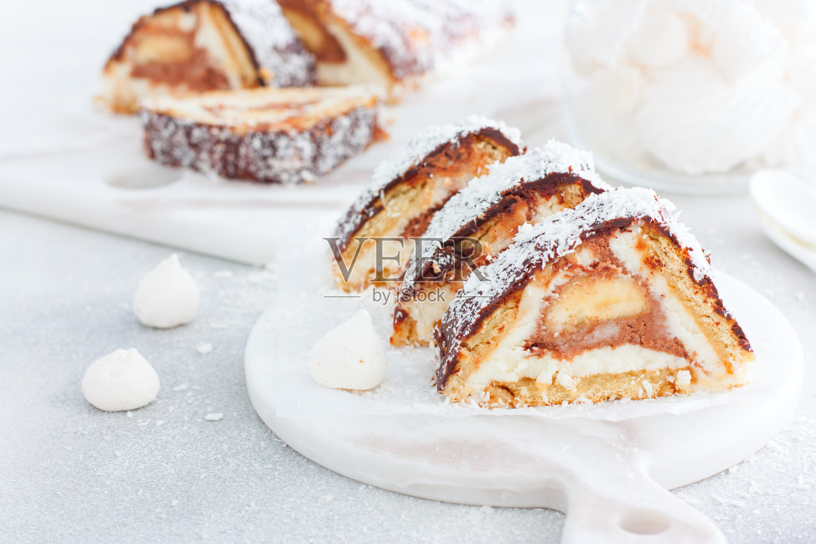 村舍奶酪屋甜品配香蕉，选择性聚焦照片摄影图片