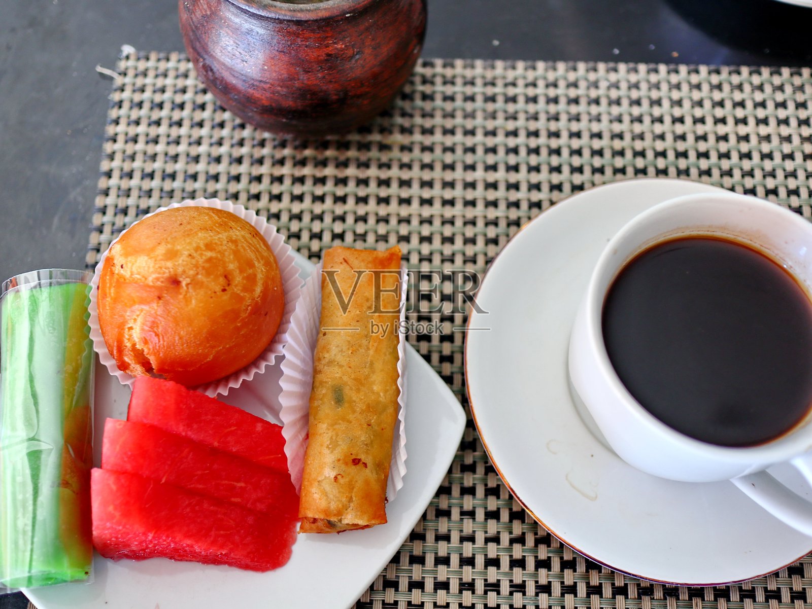 早餐菜单上有水果片、蛋糕和咖啡照片摄影图片