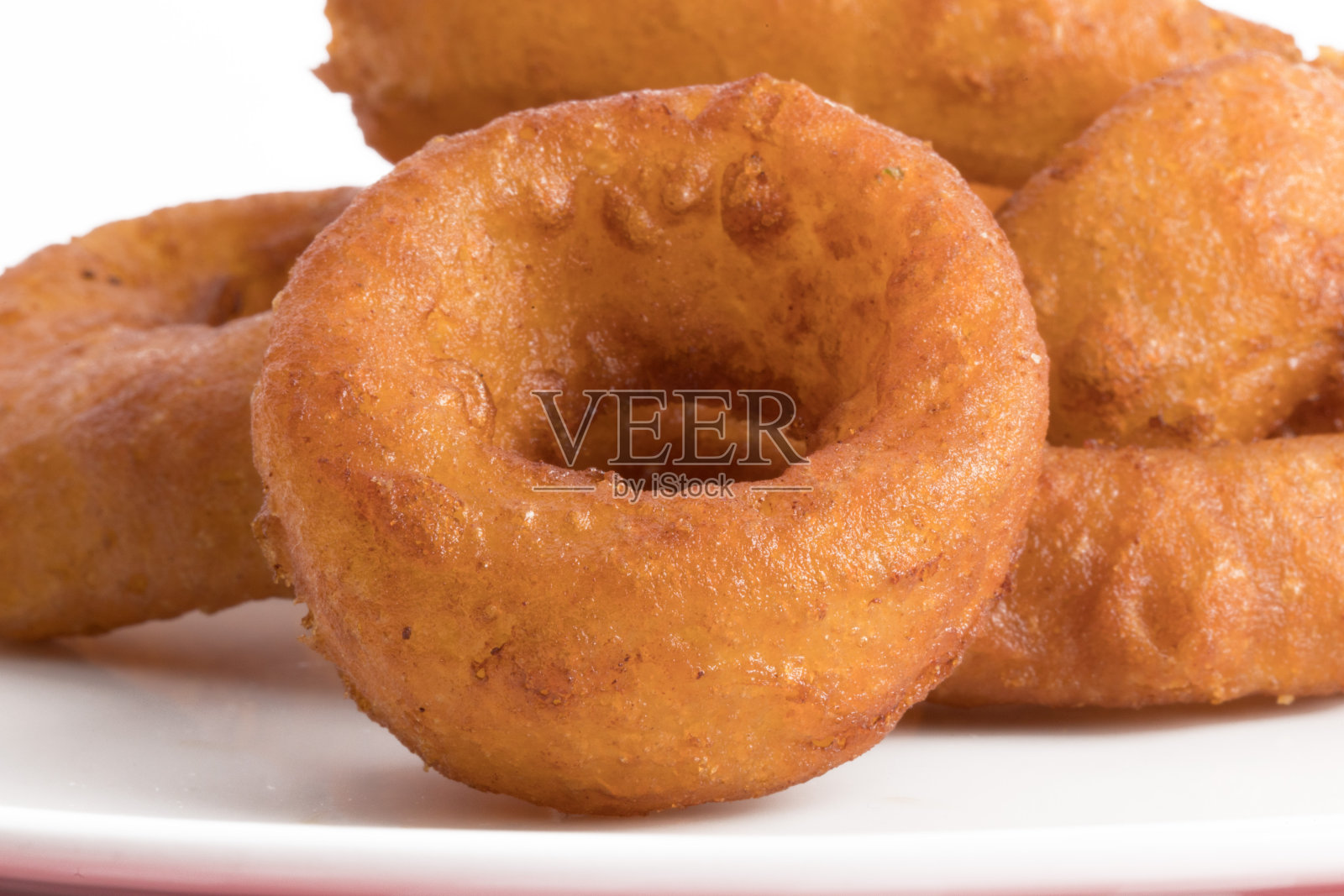 特写大葱圈在一个白色盘子上孤立的白色照片摄影图片