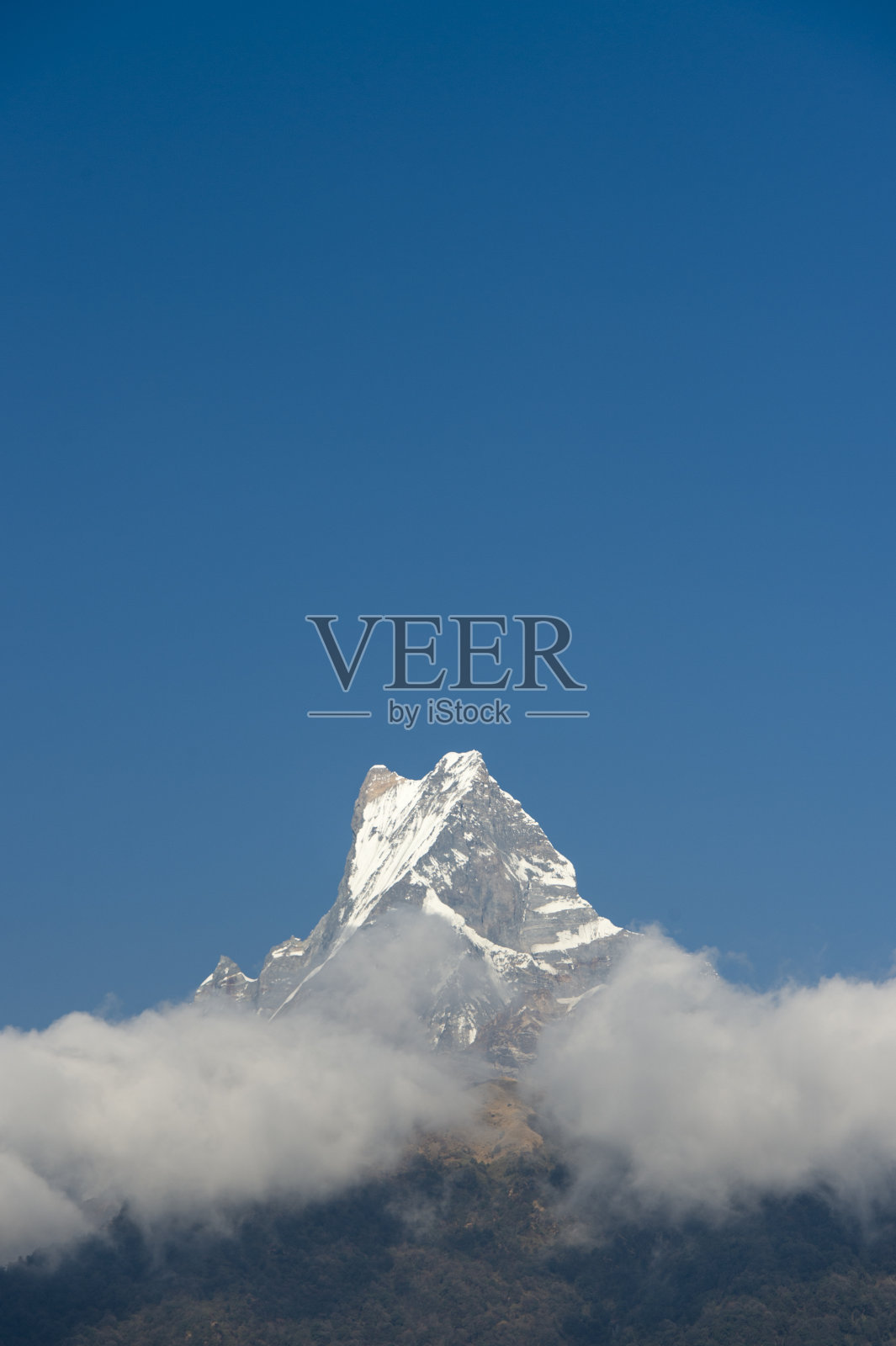 尼泊尔喜马拉雅山的安纳布尔纳保护区和安纳布尔纳山脉。照片摄影图片