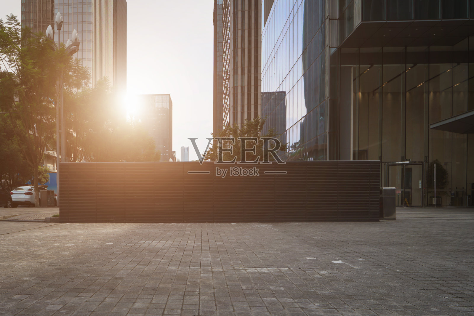 市中心空荡荡的一楼和现代化的办公大楼。照片摄影图片