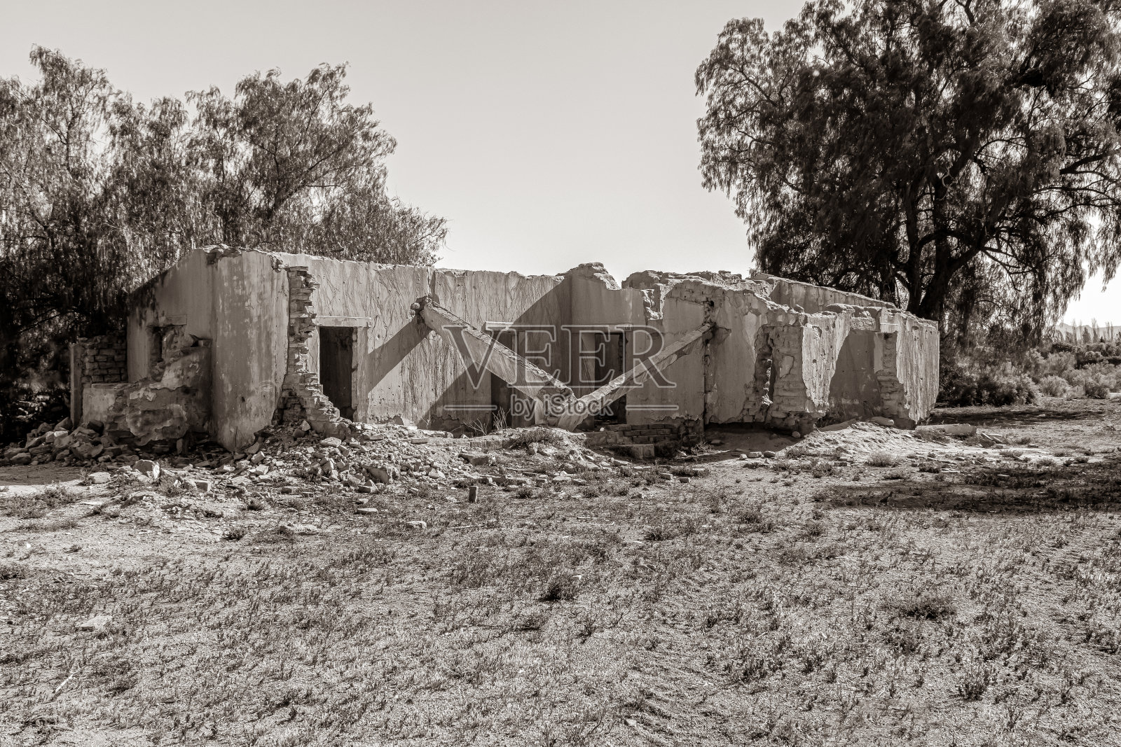 破旧的泥砖房(黑白照片)照片摄影图片