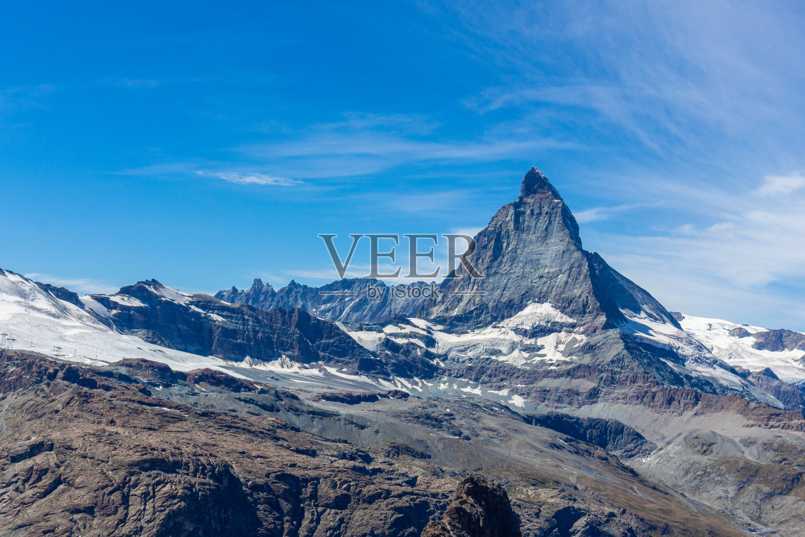瑞士的马特洪山，夏天，白雪和蓝天照片摄影图片