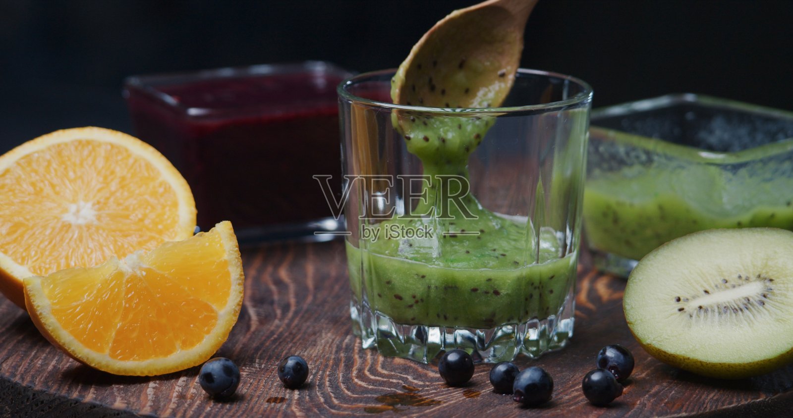 奇异果、橙、红葡萄、蓝莓多层冰沙照片摄影图片