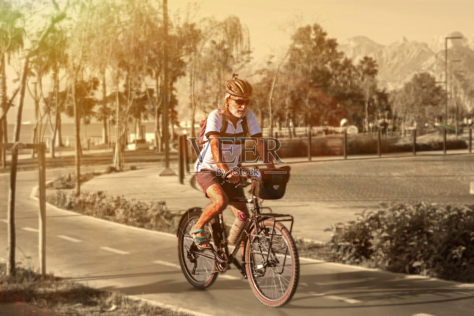 骑自行车的人在自行车道上照片摄影图片