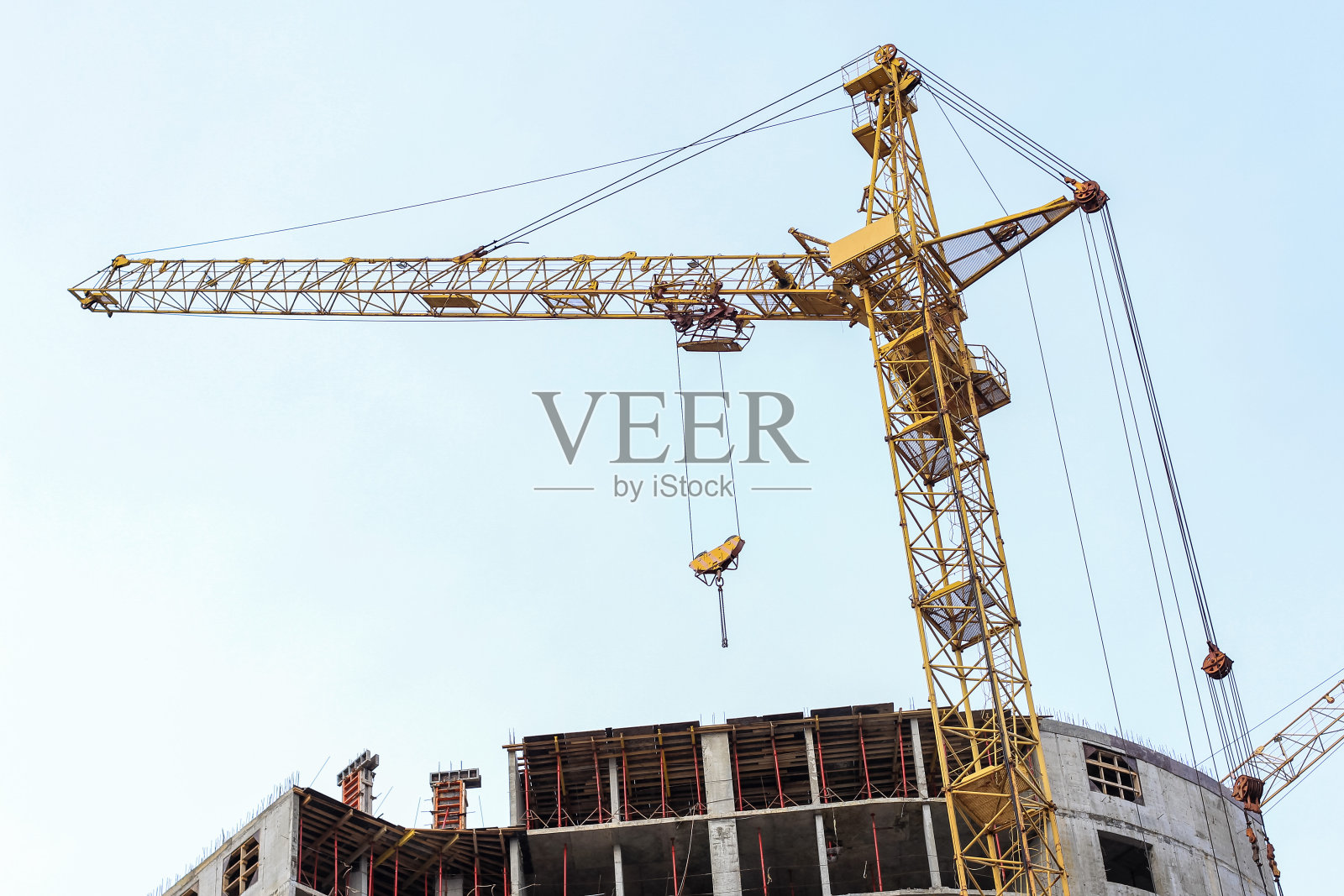 蓝天下建筑工地上的塔吊照片摄影图片