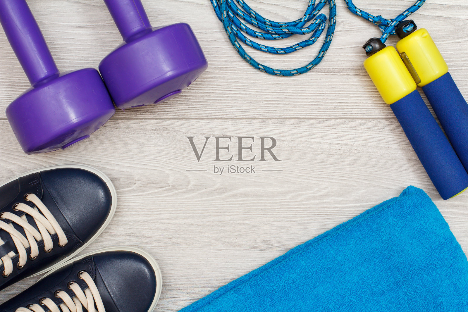 不同的健身工具在房间的地板上照片摄影图片