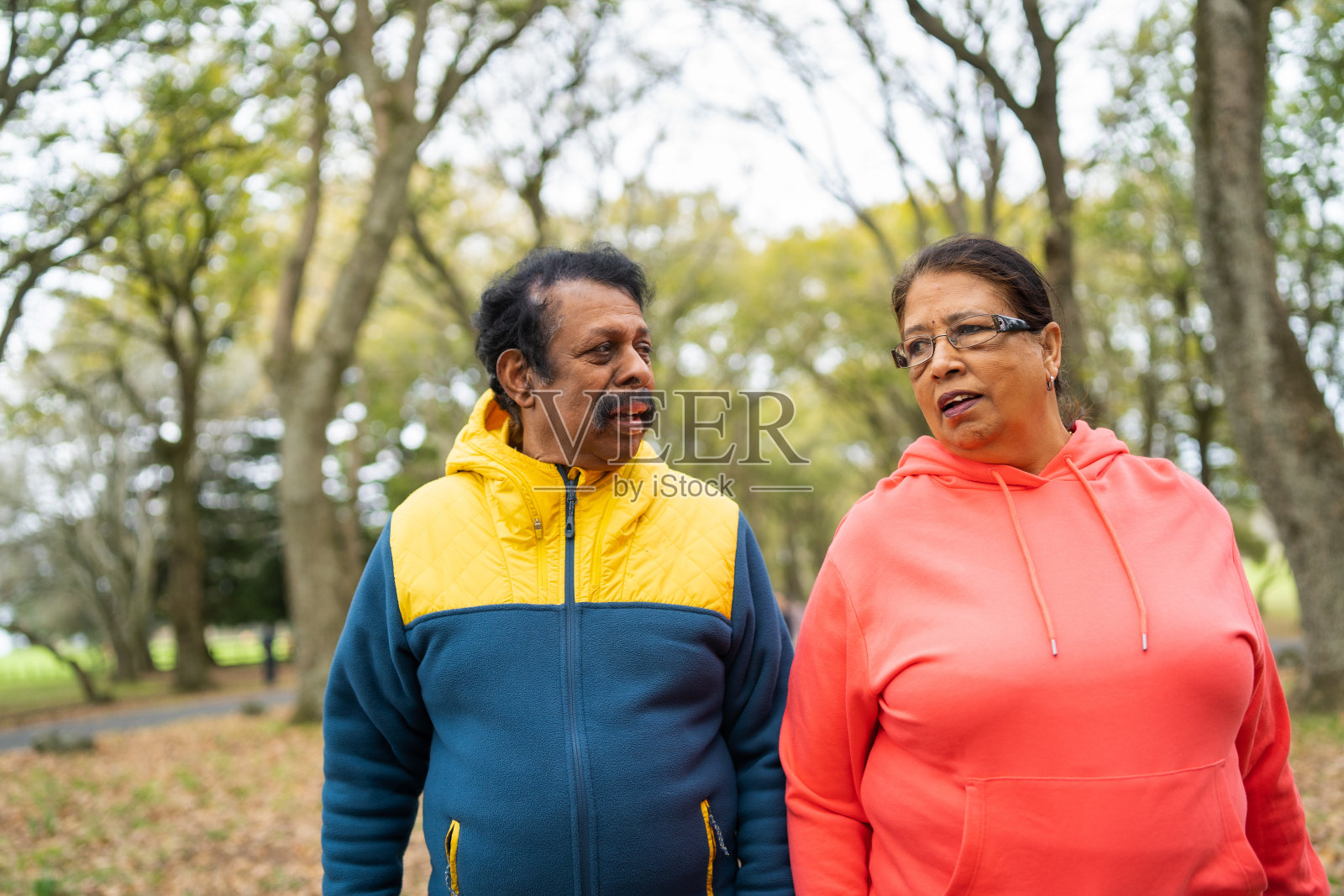 享受户外活动的老年夫妇。照片摄影图片