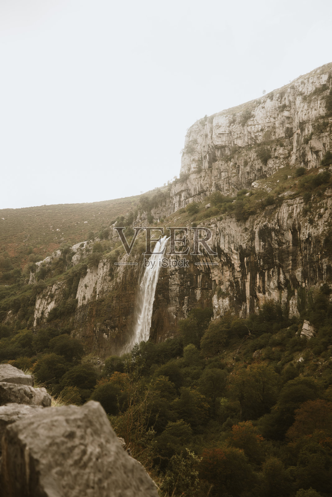 西班牙坎塔布里亚的阿森河瀑布照片摄影图片