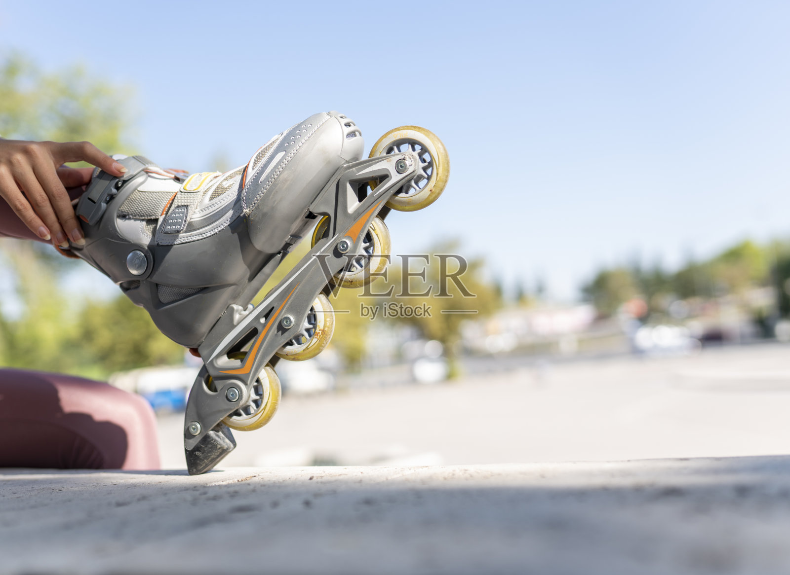公园里滑旱冰鞋的特写照片摄影图片