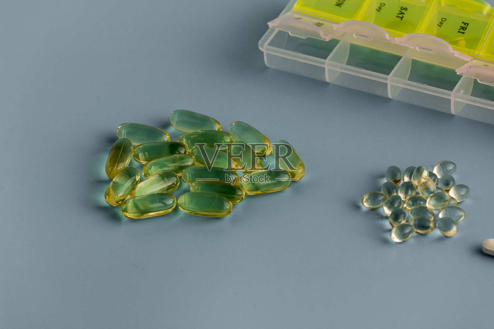 星期药丸盒。附近有药。放置文本，选择焦点。照片摄影图片