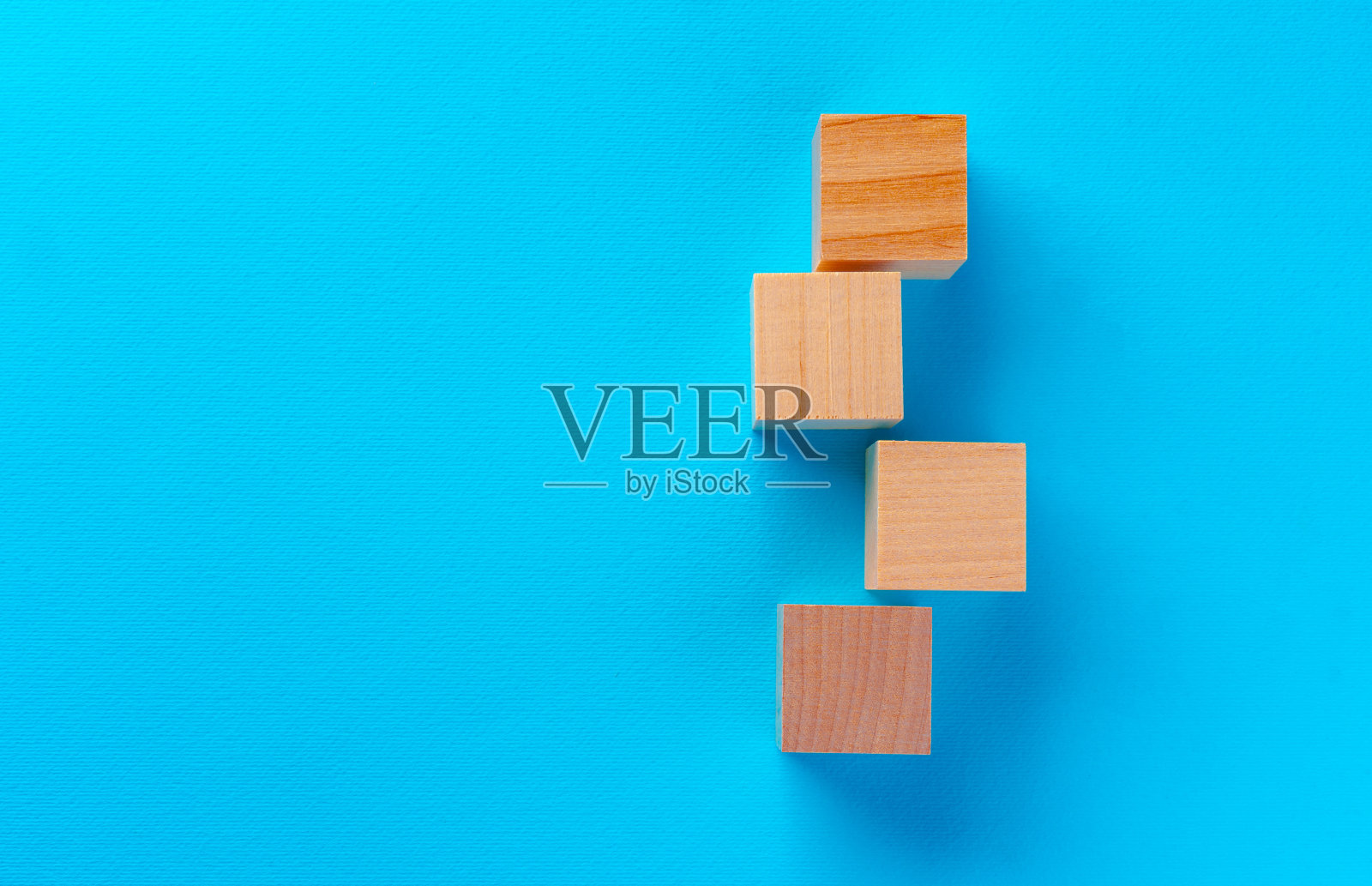 俯视图的木制玩具积木上的蓝色照片摄影图片