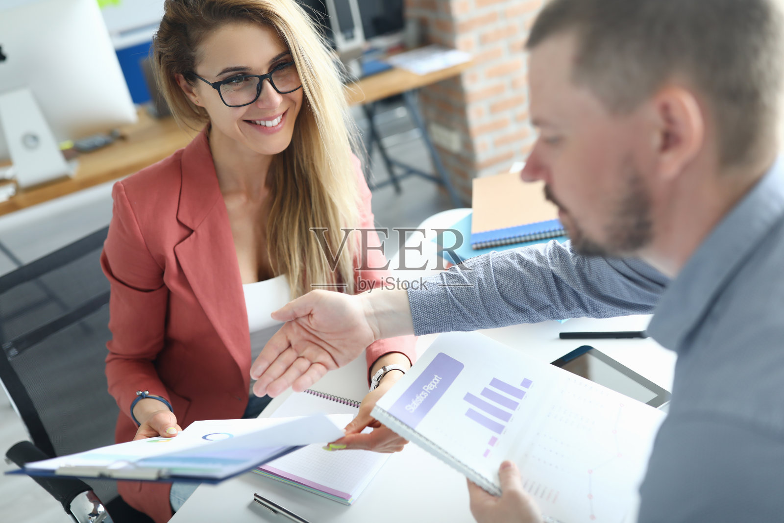 两个商务人士在现代化的办公室里会面照片摄影图片