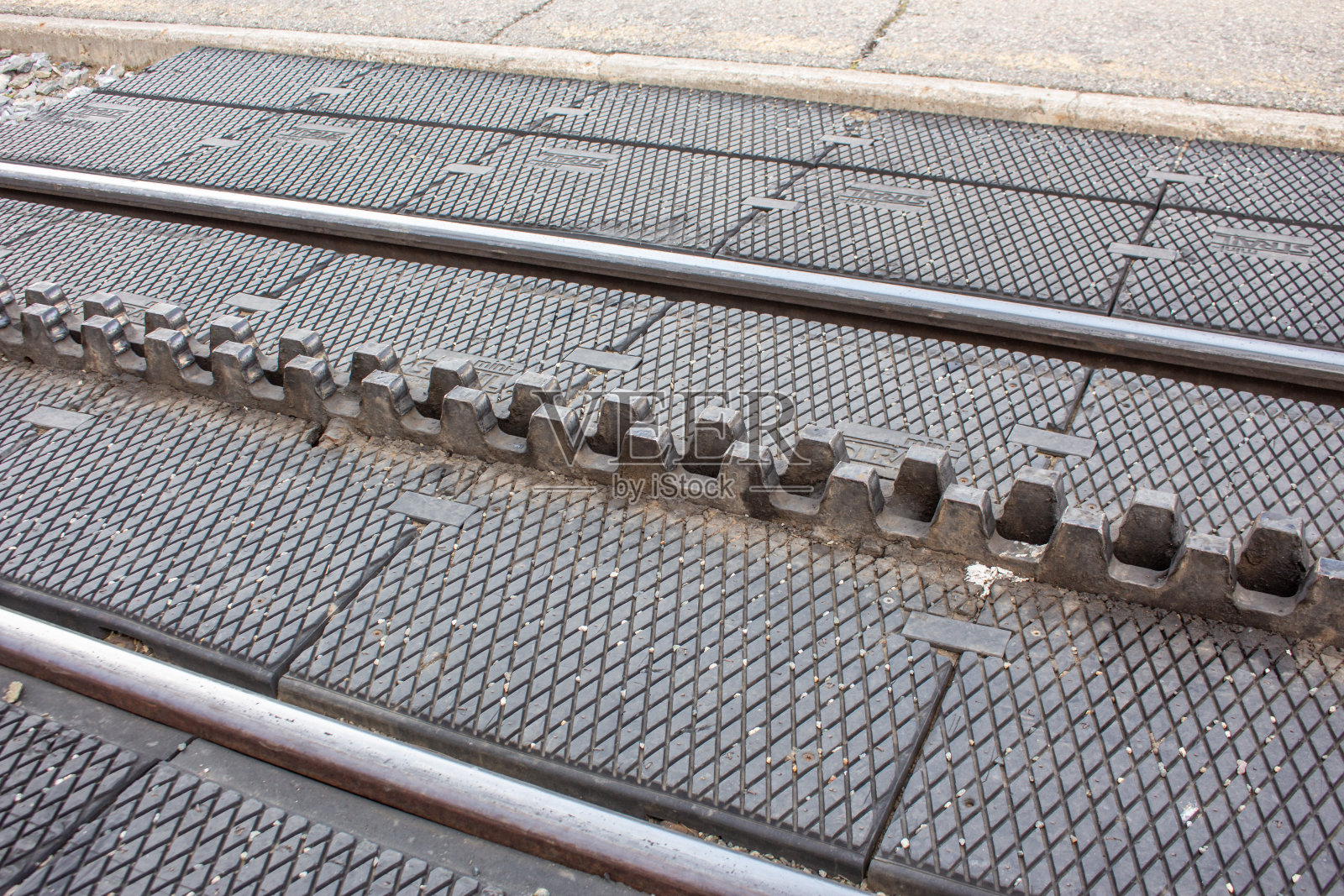 在瑞士阿尔卑斯的戈内格拉特的一个机架轨道铁路的特写照片摄影图片