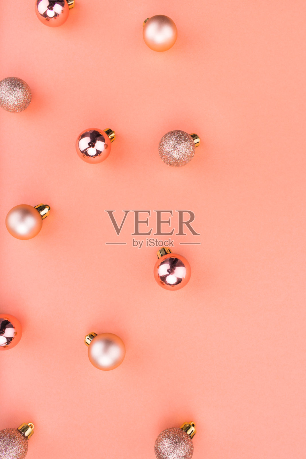 美丽的圣诞节日装饰在当代时尚的橙色在珊瑚的背景。照片摄影图片