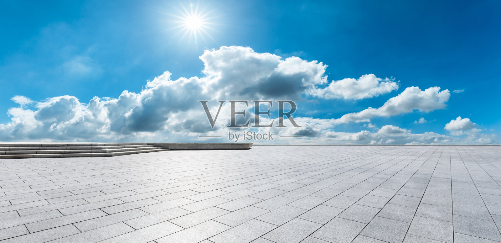 空荡荡的地板，蓝天和白云的景象。照片摄影图片
