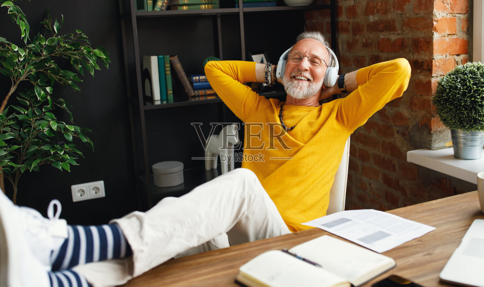 快乐的老人自由职业者听音乐照片摄影图片