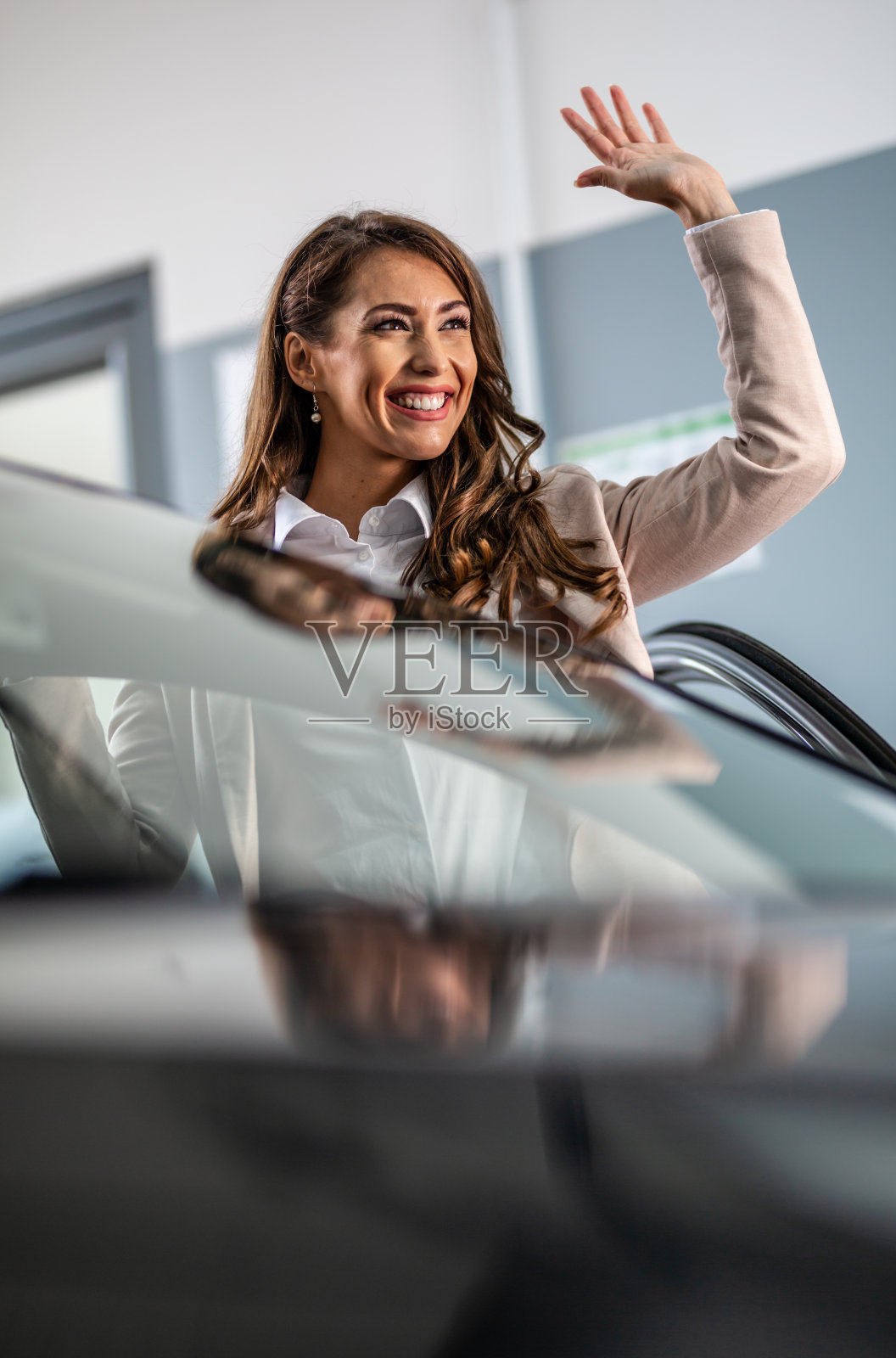 美丽的女人购买汽车在展厅库存照片照片摄影图片