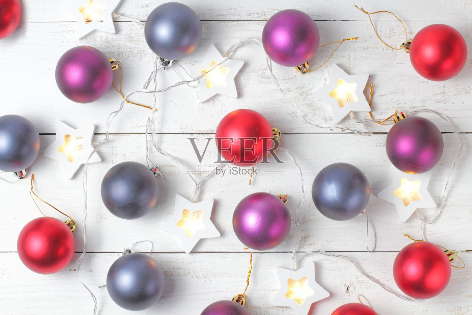 平躺，图案的圣诞球和花环在一个白色的背景。照片摄影图片