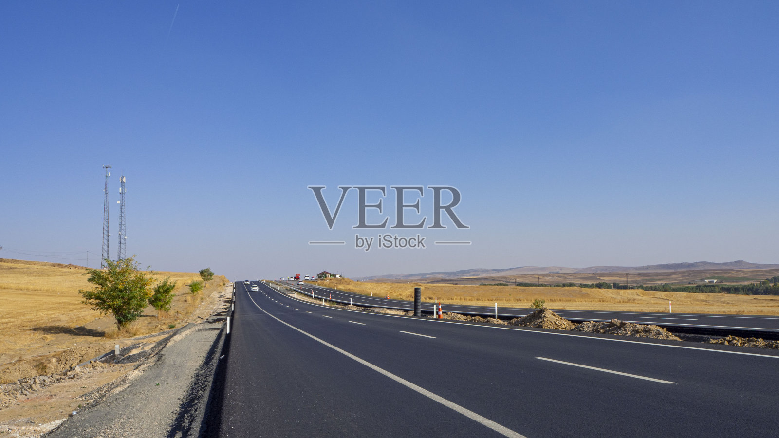 新建柏油路公路和车辆长柏油路，照片摄影图片