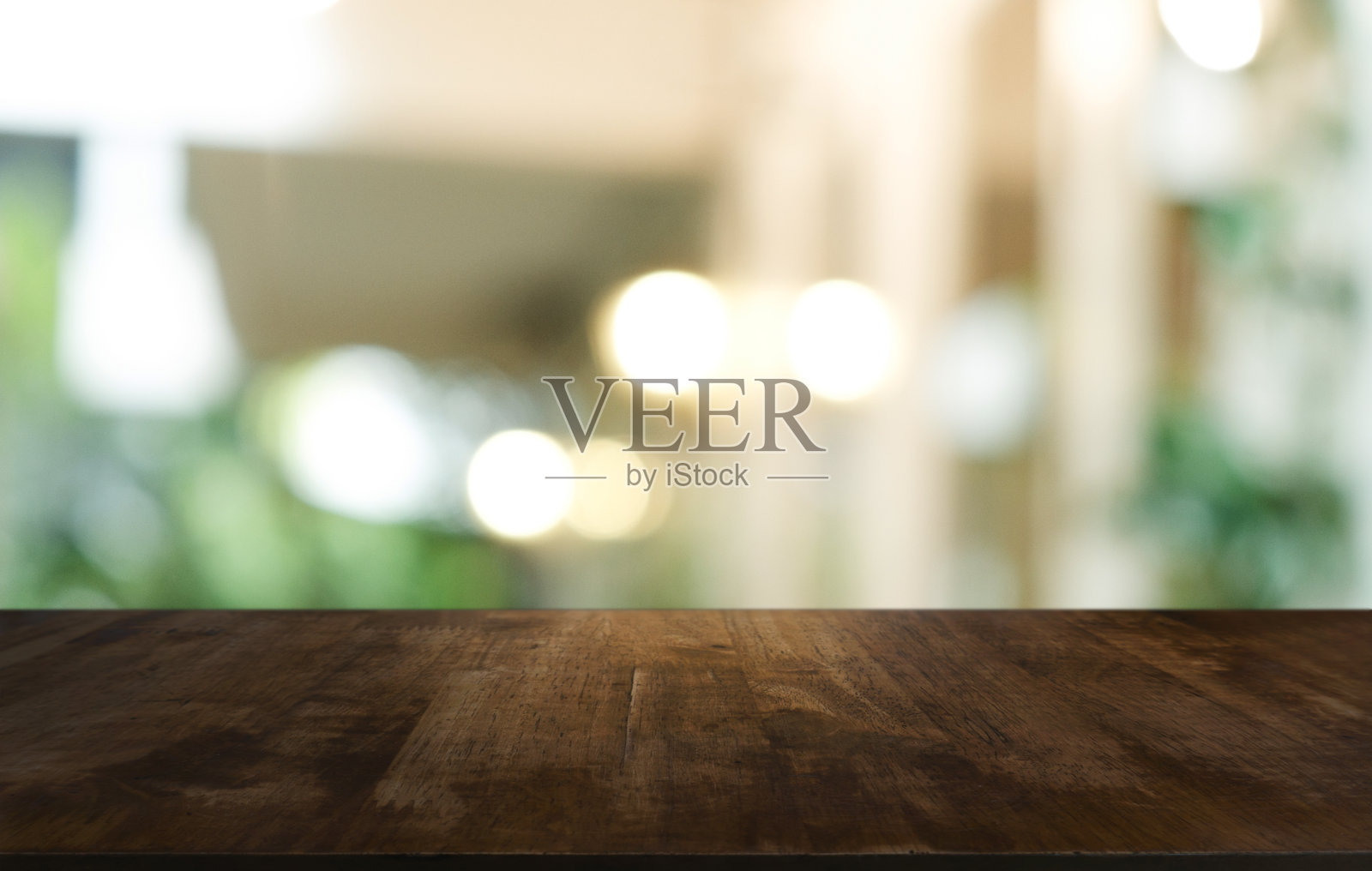 木质桌面在模糊的背景房间内部与空的复制空间。照片摄影图片