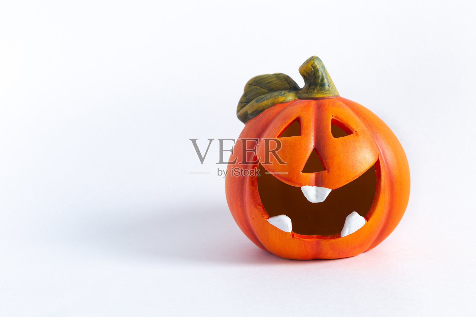 白色背景上的橙色装饰南瓜灯笼，万圣节传统节日照片摄影图片
