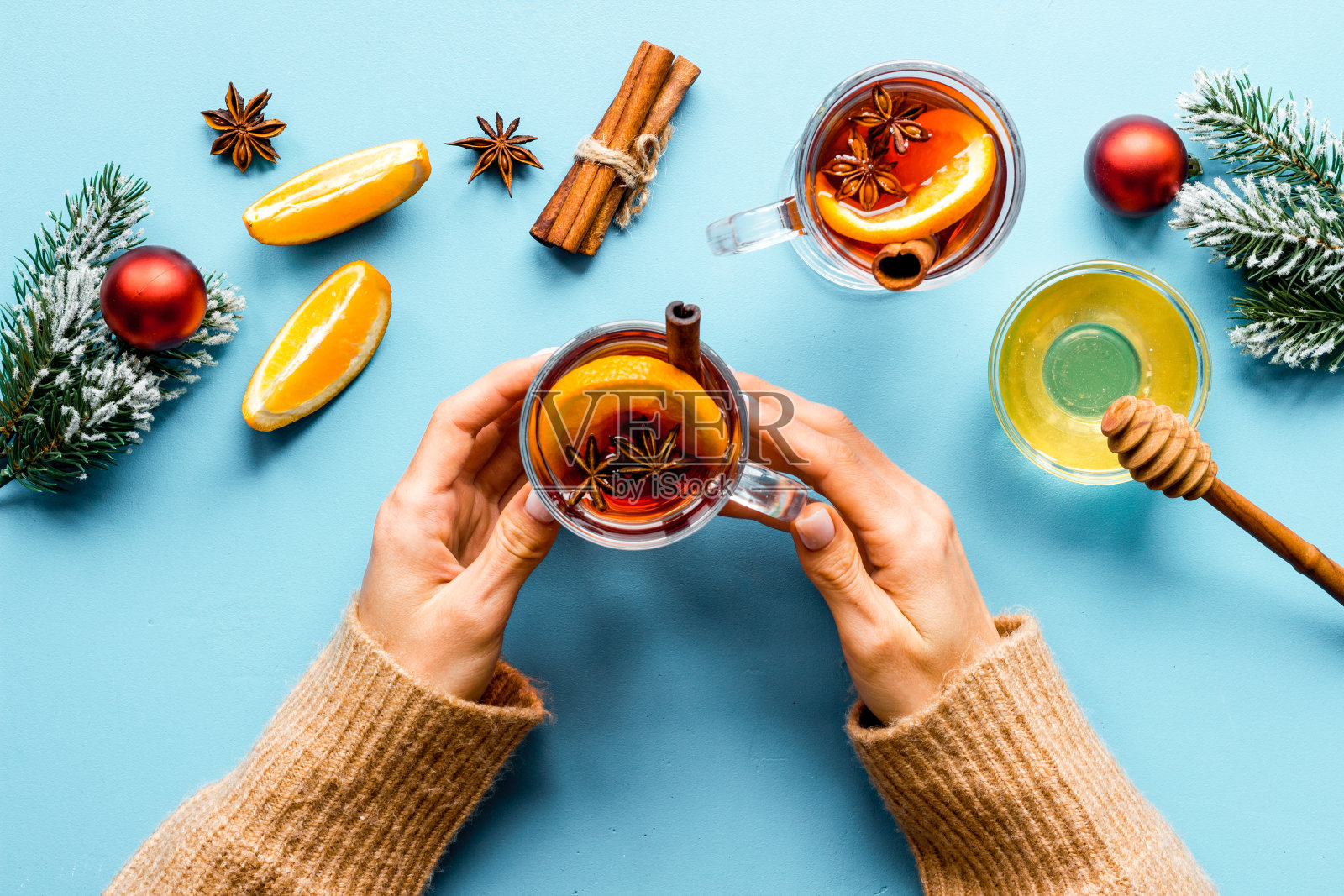 女士手里拿着一杯热红酒——圣诞热饮照片摄影图片