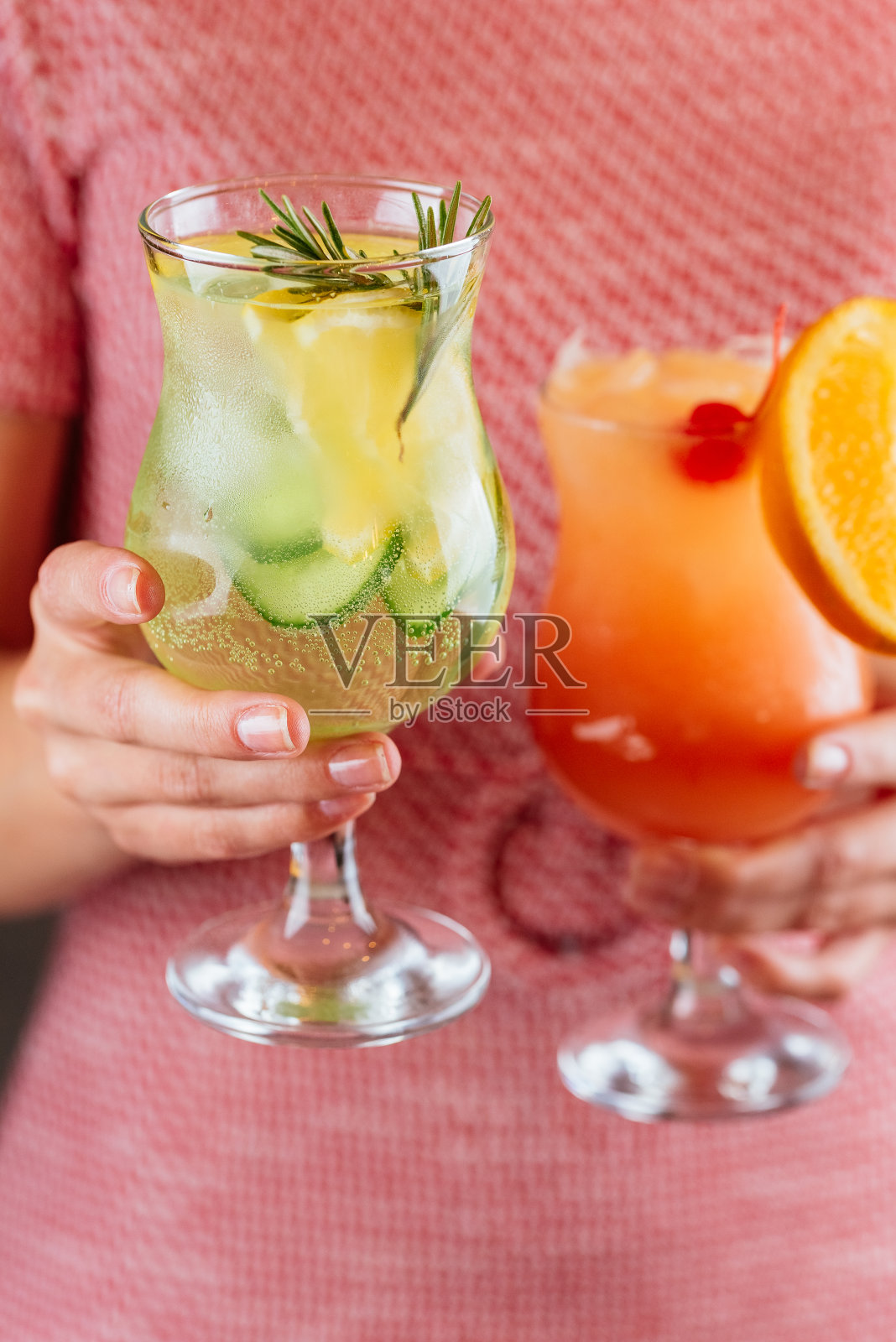 明亮的夏日酒精鸡尾酒在一个女孩的手中照片摄影图片