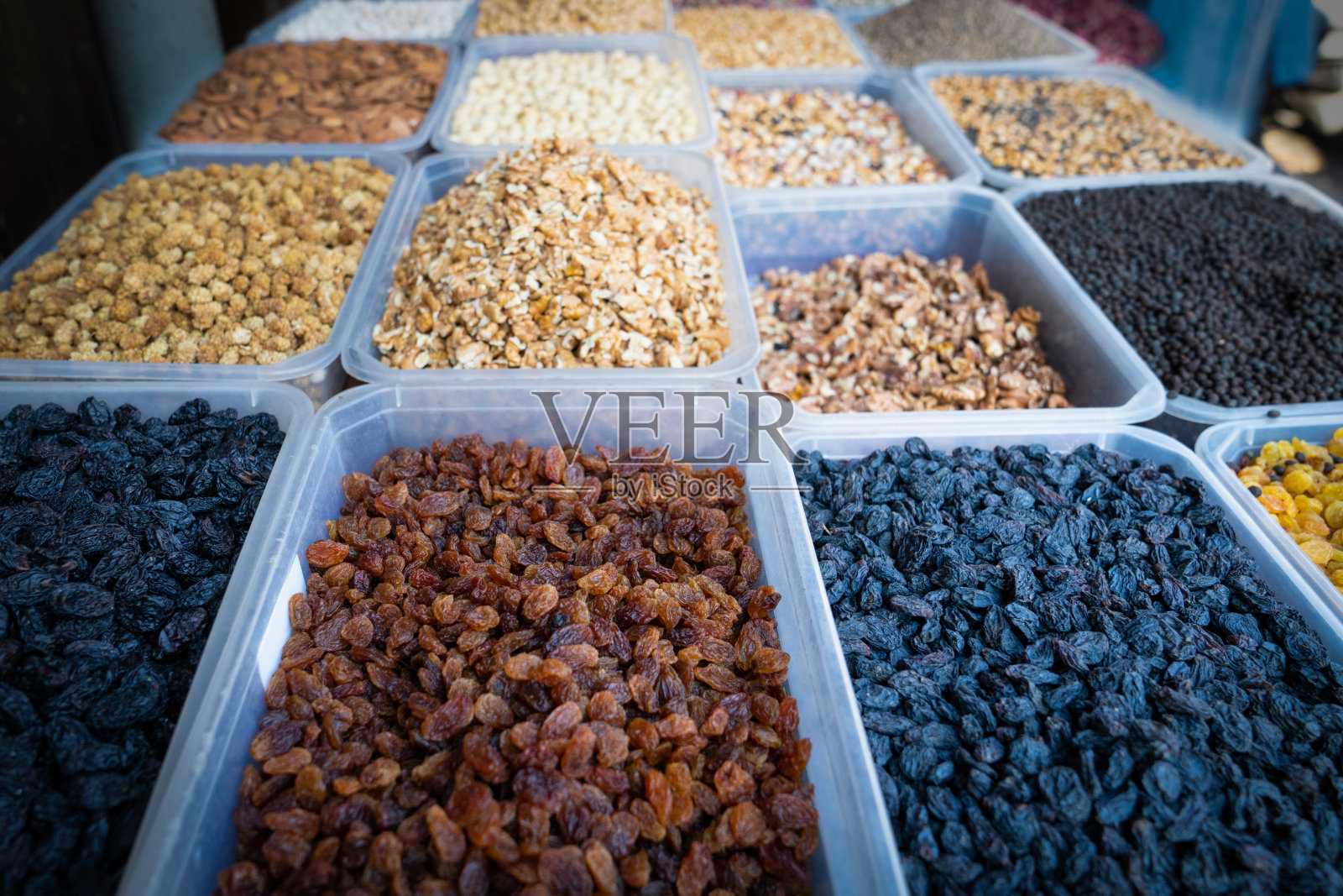 柜台上放着干果。葡萄干,干李子。素食食物。健康食品。有选择性的重点。照片摄影图片