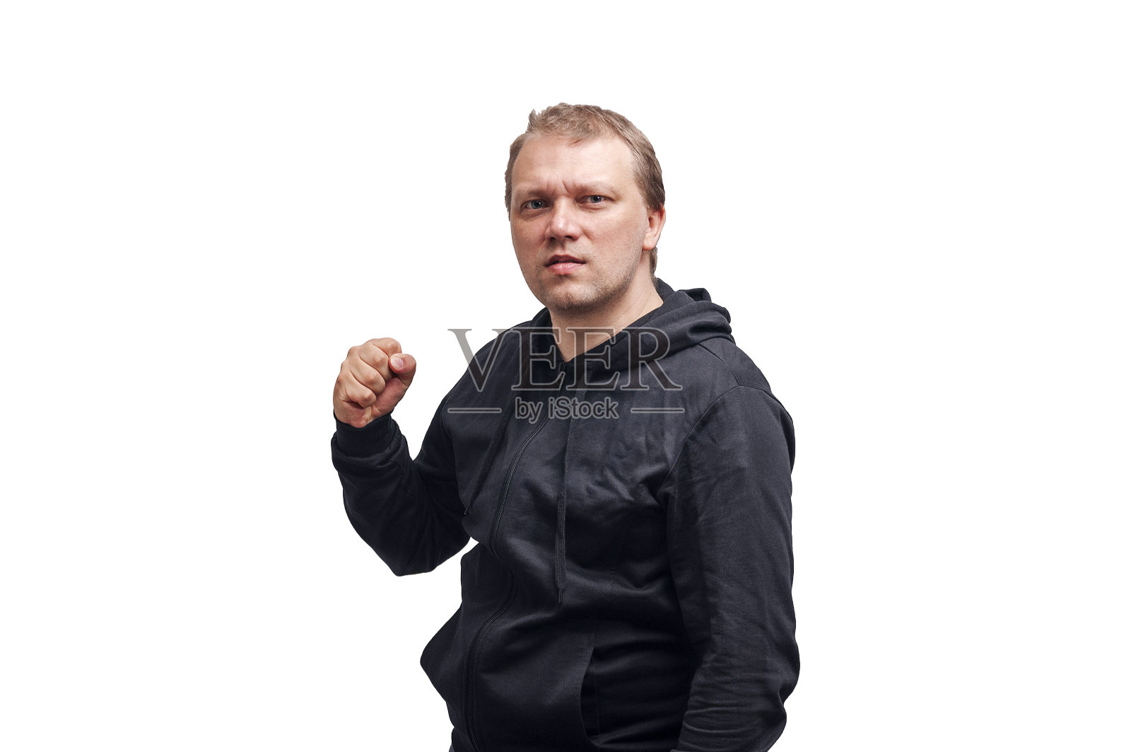 一名好斗的白人男子在白人背景上挥舞着拳头。家庭暴力。照片摄影图片