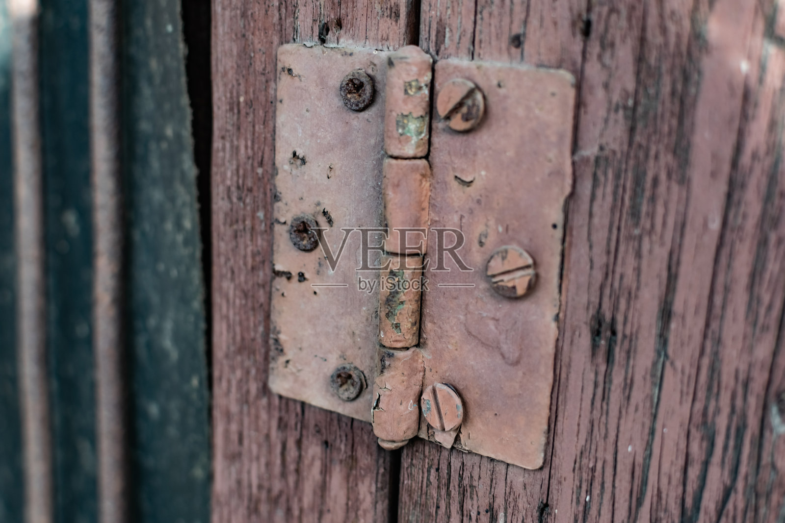老式门把手。生锈的金属锁和门闩。木质庭院防护装置照片摄影图片