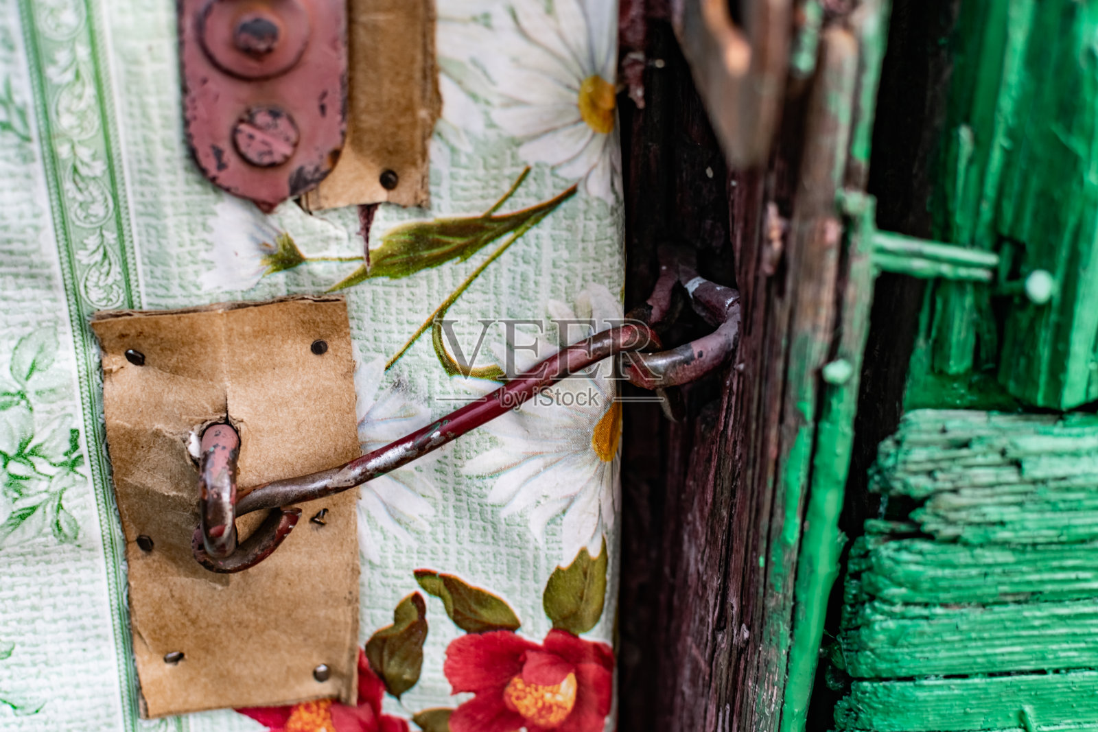 老式门把手。生锈的金属锁和门闩。木质庭院防护装置照片摄影图片