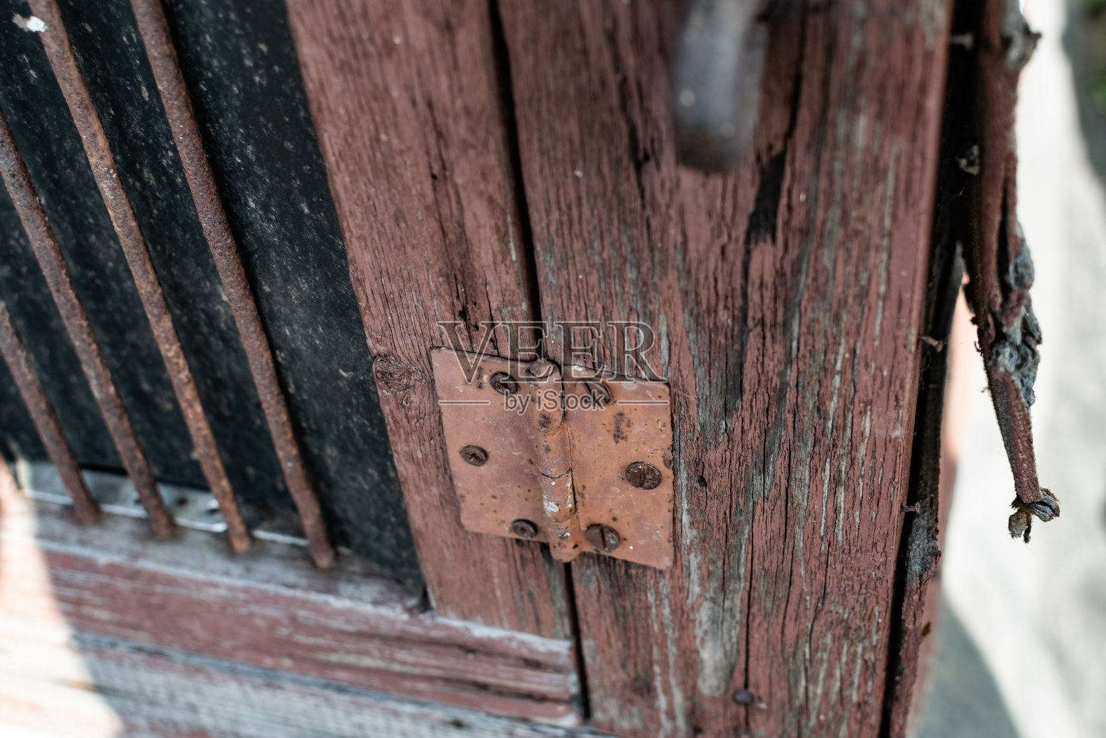 老式门把手。生锈的金属锁和门闩。木质庭院防护装置照片摄影图片