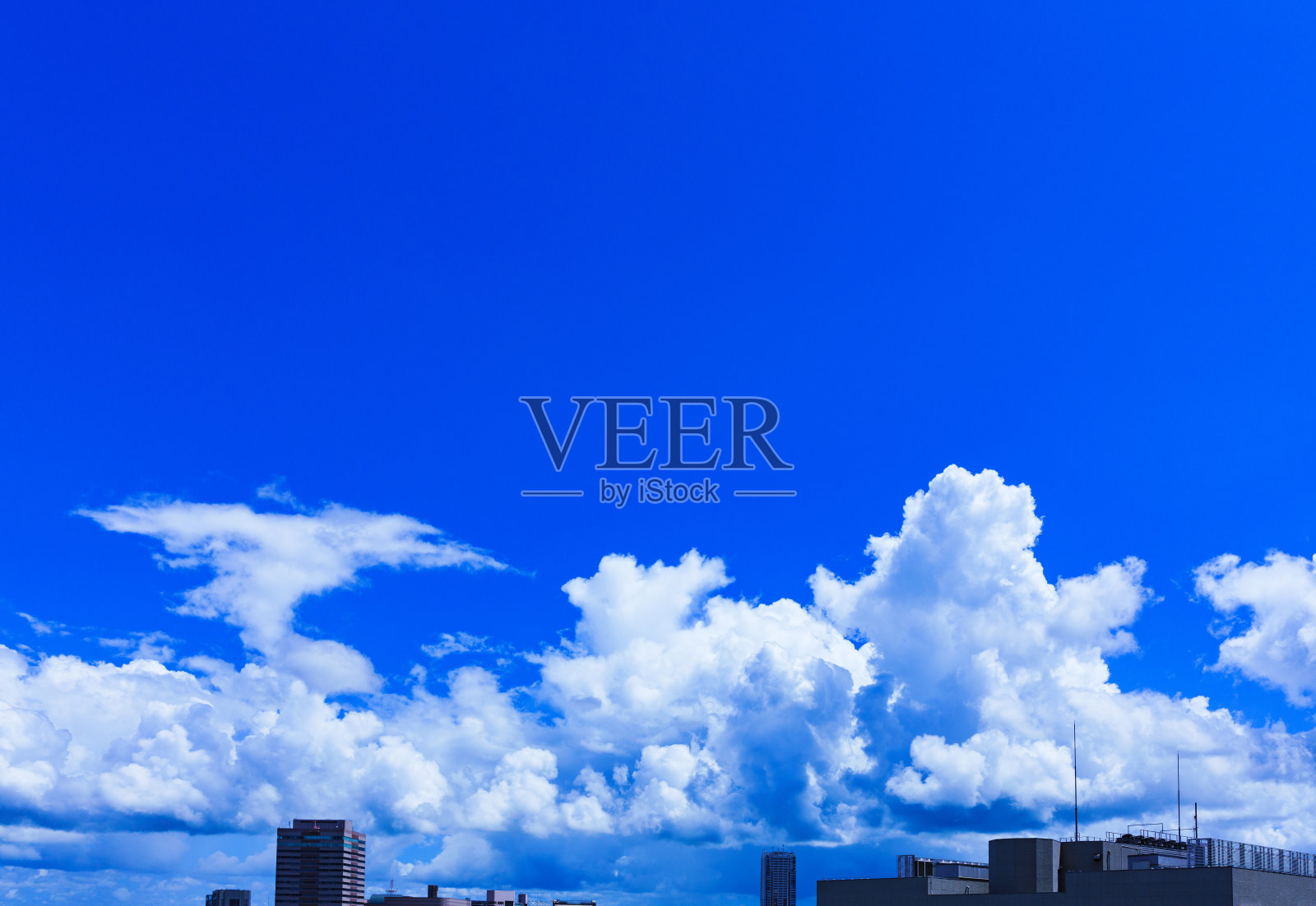 积雨云和日本的蓝天照片摄影图片