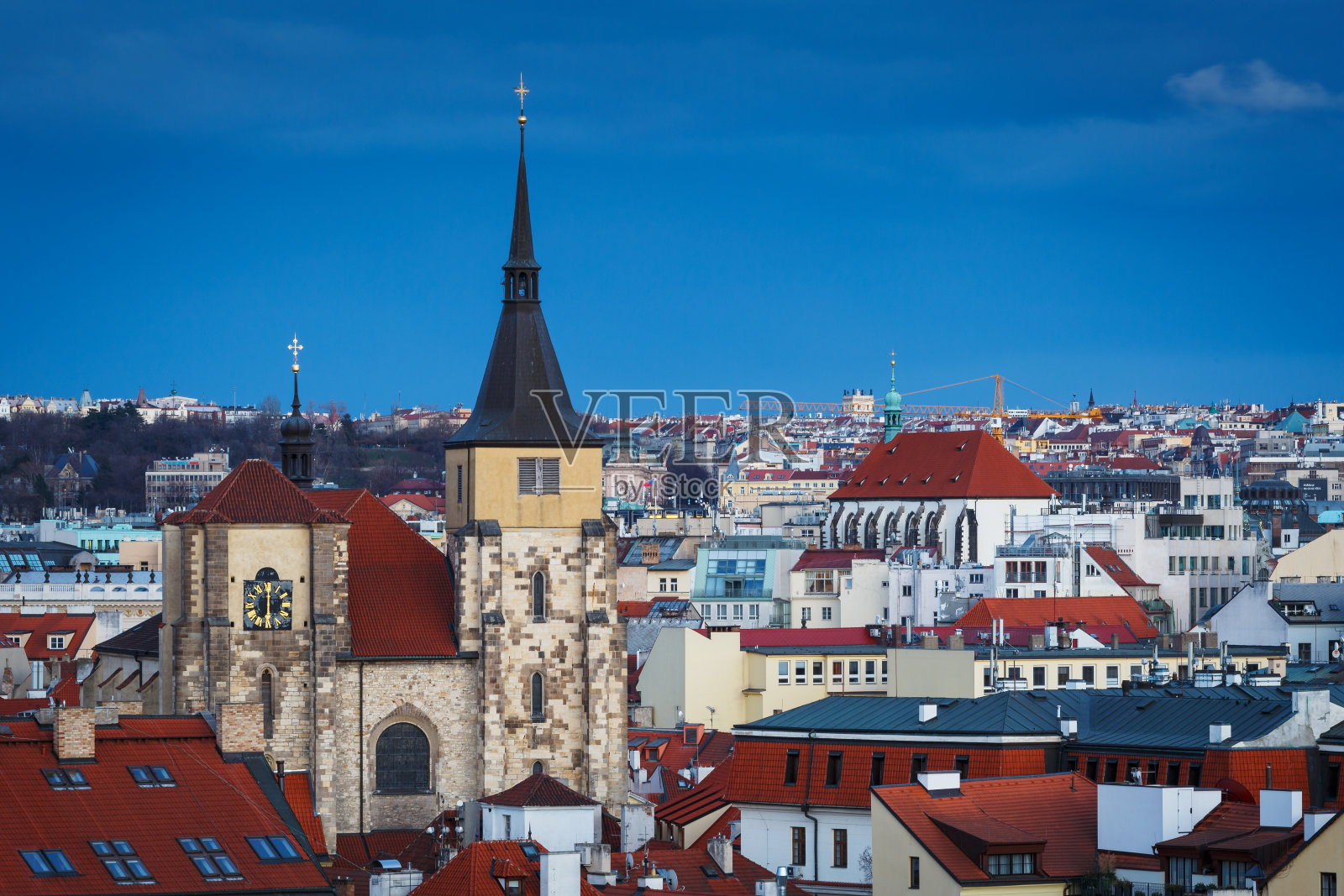 布拉格历史名城中心的塔楼和屋顶。照片摄影图片