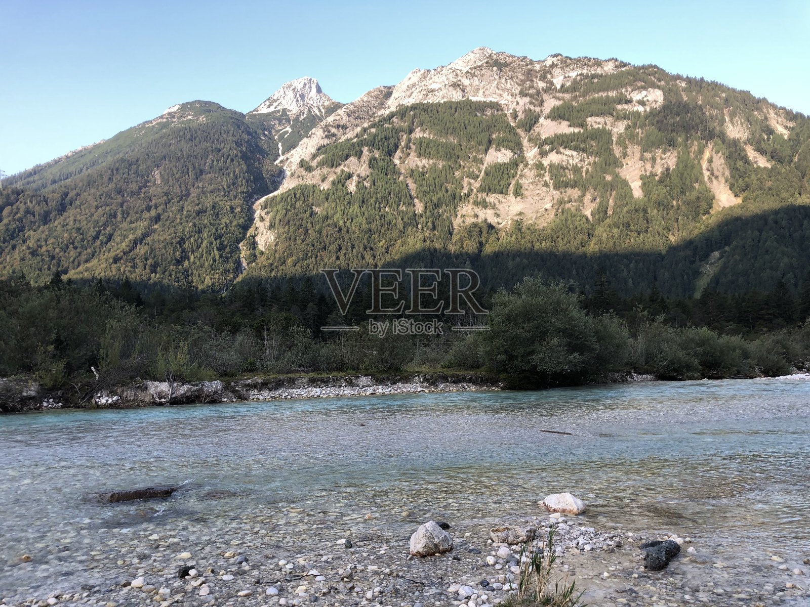 密滕瓦尔德附近的伊萨尔山谷照片摄影图片