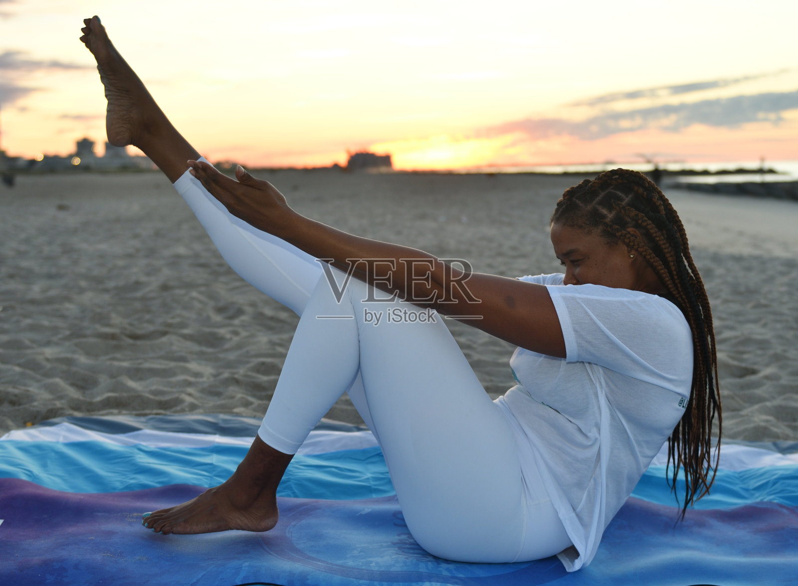 在海滩上伸展照片摄影图片