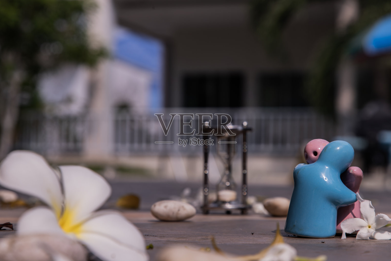 蓝色粉色情侣陶瓷娃娃相拥照片摄影图片