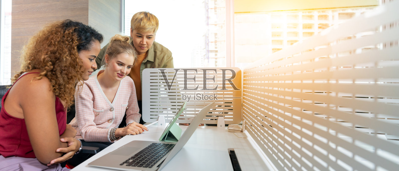 在工作场所与同事进行成功的多元化团队咨询照片摄影图片