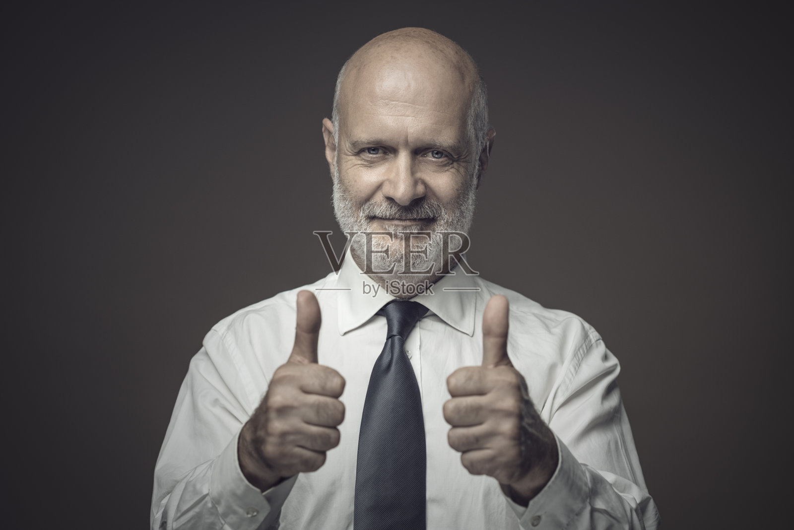 自信的商人竖起大拇指照片摄影图片