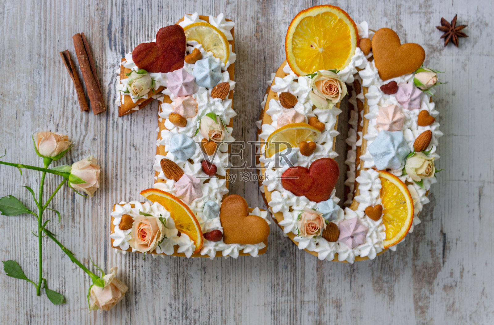 漂亮的蛋糕是庆祝生日的礼物照片摄影图片
