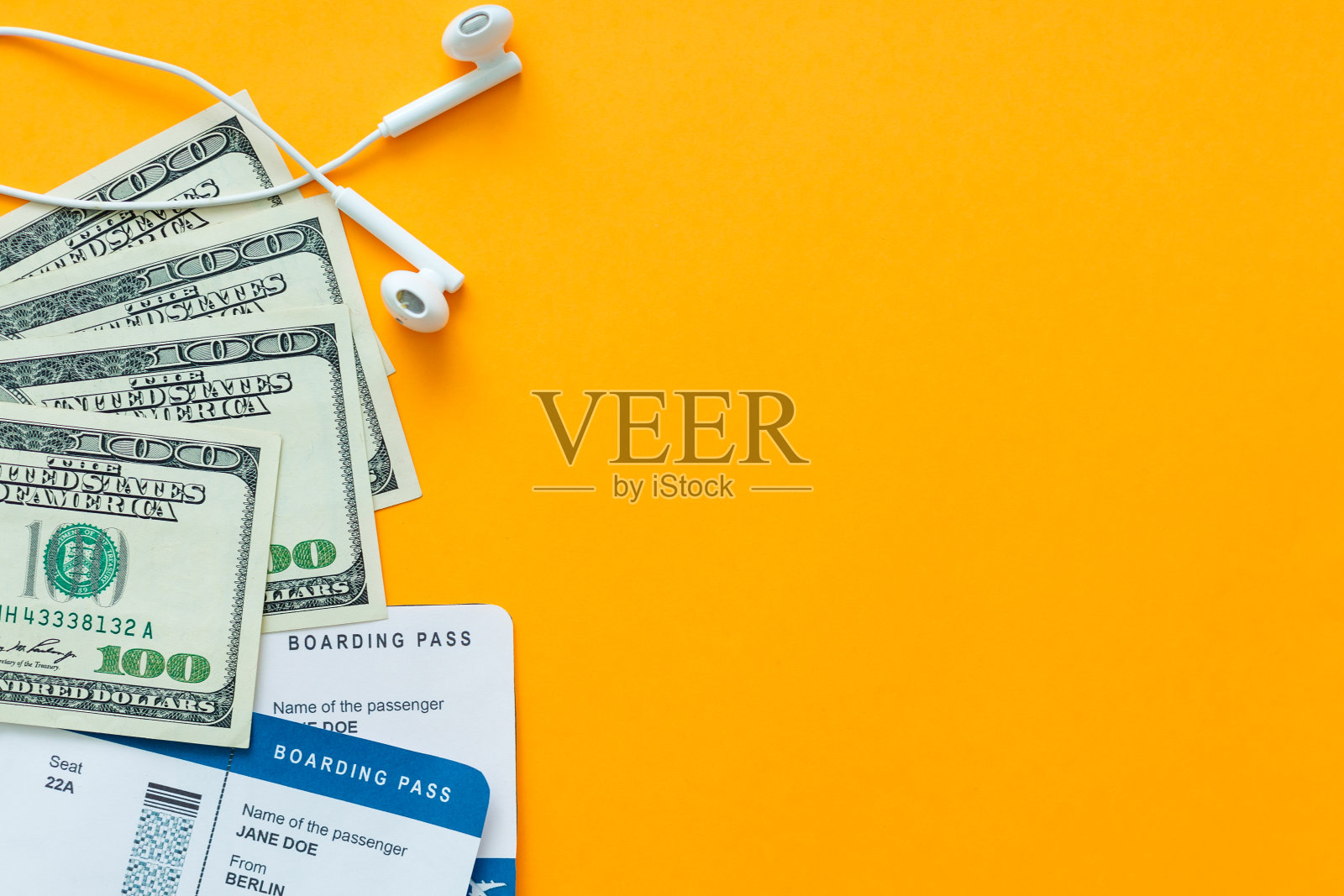 旅游，旅行和物体概念-机票，钱，在黄色的混凝土背景照片摄影图片