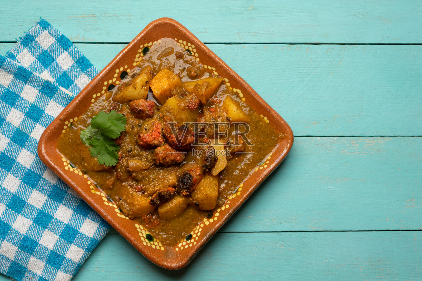 墨西哥龙舌兰与绿色酱和土豆在绿松石背景照片摄影图片