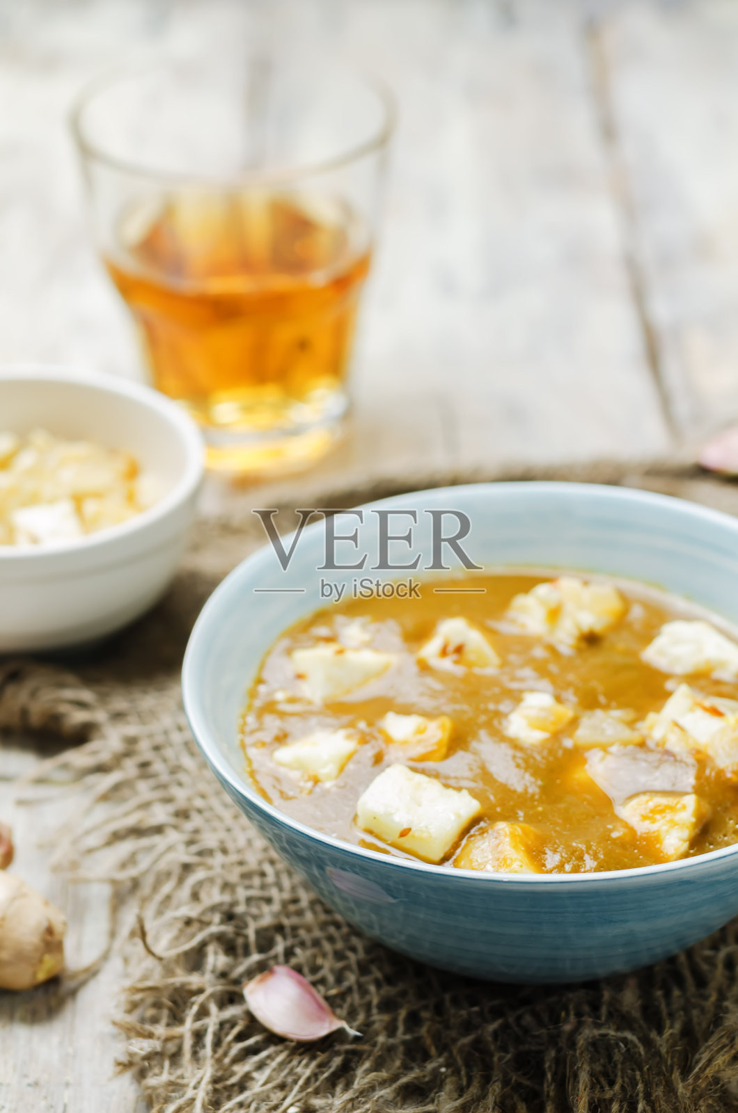 萨格·帕尼林在一个木头背景上的碗里照片摄影图片