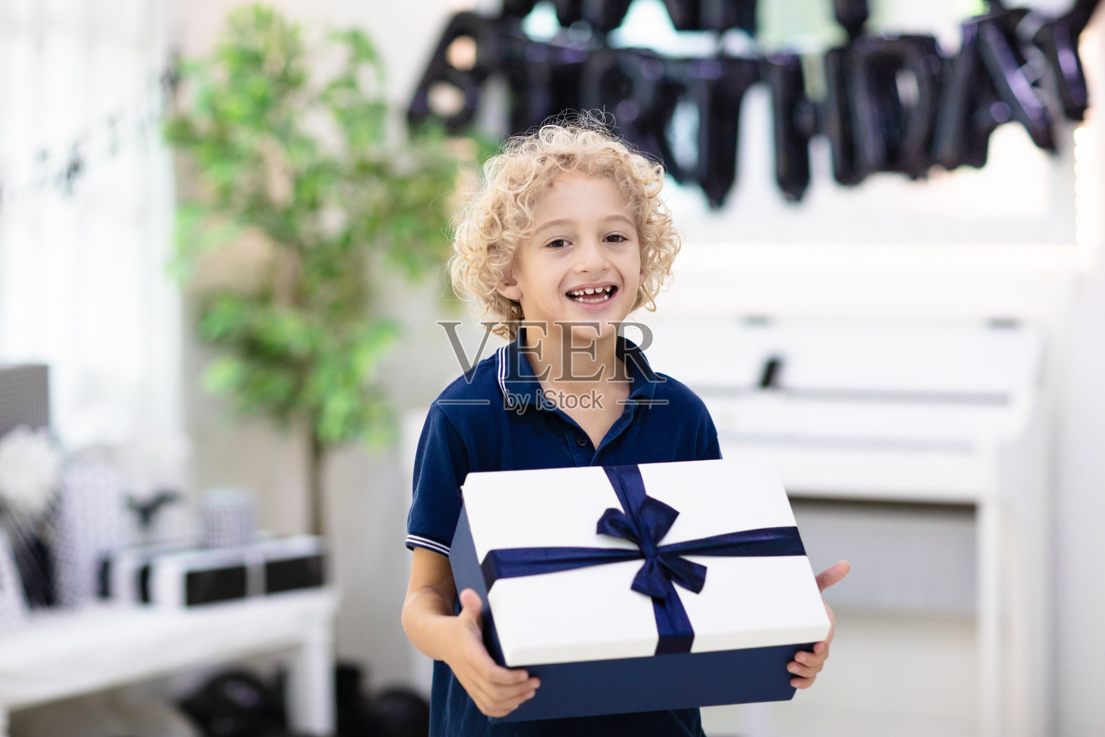 孩子的生日礼物。孩子们聚会。照片摄影图片