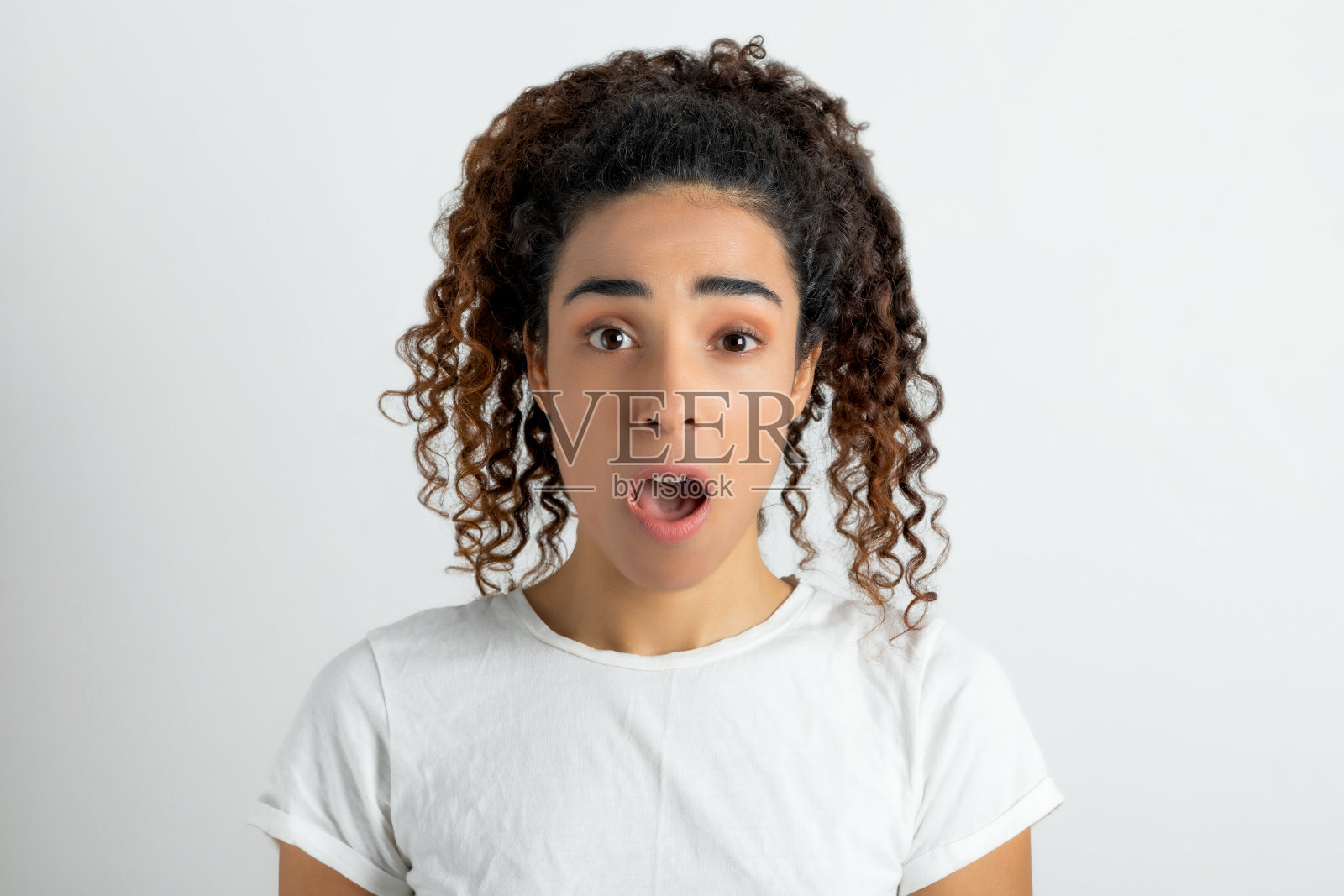 一名年轻女子在摄影棚里的肖像照片摄影图片